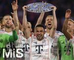 10.05.2025, Fussball 1. Bundesliga 2024/2025, 33. Spieltag,  FC Bayern Mnchen - Borussia Mnchengladbach, in der Allianz-Arena Mnchen. Siegerehrung des Deutschen Meisters, der FC Bayern feiert seine 34. Meisterschaft nach Spielende. Raphael Guerreiro (FC Bayern Mnchen)  prsentiert die Meisterschale.