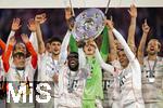 10.05.2025, Fussball 1. Bundesliga 2024/2025, 33. Spieltag,  FC Bayern Mnchen - Borussia Mnchengladbach, in der Allianz-Arena Mnchen. Siegerehrung des Deutschen Meisters, der FC Bayern feiert seine 34. Meisterschaft nach Spielende. v.li: Alphonso Davies (FC Bayern Mnchen) und Jamal Musiala (FC Bayern Mnchen) prsentieren zusammen die Meisterschale. 