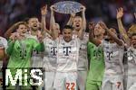 10.05.2025, Fussball 1. Bundesliga 2024/2025, 33. Spieltag,  FC Bayern Mnchen - Borussia Mnchengladbach, in der Allianz-Arena Mnchen. Siegerehrung des Deutschen Meisters, der FC Bayern feiert seine 34. Meisterschaft nach Spielende. Raphael Guerreiro (FC Bayern Mnchen)  prsentiert die Meisterschale. Torwart Jonas Urbig (FC Bayern Mnchen), Eric Dier (FC Bayern Mnchen), Serge Gnabry (FC Bayern Mnchen), Harry Kane (FC Bayern Mnchen), 
