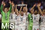 10.05.2025, Fussball 1. Bundesliga 2024/2025, 33. Spieltag,  FC Bayern Mnchen - Borussia Mnchengladbach, in der Allianz-Arena Mnchen. Siegerehrung des Deutschen Meisters, der FC Bayern feiert seine 34. Meisterschaft nach Spielende. Raphael Guerreiro (FC Bayern Mnchen)  prsentiert die Meisterschale.