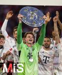 10.05.2025, Fussball 1. Bundesliga 2024/2025, 33. Spieltag,  FC Bayern Mnchen - Borussia Mnchengladbach, in der Allianz-Arena Mnchen. Siegerehrung des Deutschen Meisters, der FC Bayern feiert seine 34. Meisterschaft nach Spielende. Torwart Jonas Urbig (FC Bayern Mnchen) prsentiert die Meisterschale. 