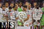 10.05.2025, Fussball 1. Bundesliga 2024/2025, 33. Spieltag,  FC Bayern Mnchen - Borussia Mnchengladbach, in der Allianz-Arena Mnchen. Siegerehrung des Deutschen Meisters, der FC Bayern feiert seine 34. Meisterschaft nach Spielende. Leroy Sane (Bayern Mnchen) und Thomas Mller (FC Bayern Mnchen) prsentieren zusammen die Meisterschale. Vorne am Podest steht der Porzellan-Kakadu aus dem Kfer.