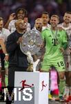 10.05.2025, Fussball 1. Bundesliga 2024/2025, 33. Spieltag,  FC Bayern Mnchen - Borussia Mnchengladbach, in der Allianz-Arena Mnchen. Siegerehrung des Deutschen Meisters, der FC Bayern feiert seine 34. Meisterschaft nach Spielende. Trainer Vincent Kompany (FC Bayern Mnchen) prsentiert die Meisterschale. 