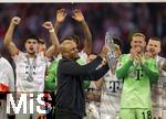 10.05.2025, Fussball 1. Bundesliga 2024/2025, 33. Spieltag,  FC Bayern Mnchen - Borussia Mnchengladbach, in der Allianz-Arena Mnchen. Siegerehrung des Deutschen Meisters, der FC Bayern feiert seine 34. Meisterschaft nach Spielende. Trainer Vincent Kompany (FC Bayern Mnchen) prsentiert die Meisterschale. 