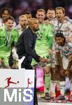 10.05.2025, Fussball 1. Bundesliga 2024/2025, 33. Spieltag,  FC Bayern Mnchen - Borussia Mnchengladbach, in der Allianz-Arena Mnchen. Siegerehrung des Deutschen Meisters, der FC Bayern feiert seine 34. Meisterschaft nach Spielende. Trainer Vincent Kompany (FC Bayern Mnchen) prsentiert die Meisterschale. 
