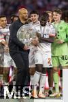 10.05.2025, Fussball 1. Bundesliga 2024/2025, 33. Spieltag,  FC Bayern Mnchen - Borussia Mnchengladbach, in der Allianz-Arena Mnchen. Siegerehrung des Deutschen Meisters, der FC Bayern feiert seine 34. Meisterschaft nach Spielende. Trainer Vincent Kompany (FC Bayern Mnchen) und Dayot Upamecano (FC Bayern Mnchen) mit der Meisterschale. 