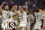 10.05.2025, Fussball 1. Bundesliga 2024/2025, 33. Spieltag,  FC Bayern Mnchen - Borussia Mnchengladbach, in der Allianz-Arena Mnchen. Siegerehrung des Deutschen Meisters, der FC Bayern feiert seine 34. Meisterschaft nach Spielende. Sacha Boey (FC Bayern Mnchen) prsentiert Meisterschale. Thomas Mller (FC Bayern Mnchen) jubelt 