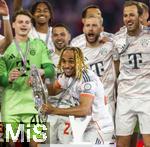 10.05.2025, Fussball 1. Bundesliga 2024/2025, 33. Spieltag,  FC Bayern Mnchen - Borussia Mnchengladbach, in der Allianz-Arena Mnchen. Siegerehrung des Deutschen Meisters, der FC Bayern feiert seine 34. Meisterschaft nach Spielende. Sacha Boey (FC Bayern Mnchen) prsentiert Meisterschale. Harry Kane (FC Bayern Mnchen)  jubelt 