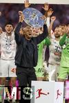 10.05.2025, Fussball 1. Bundesliga 2024/2025, 33. Spieltag,  FC Bayern Mnchen - Borussia Mnchengladbach, in der Allianz-Arena Mnchen. Siegerehrung des Deutschen Meisters, der FC Bayern feiert seine 34. Meisterschaft nach Spielende. Trainer Vincent Kompany (FC Bayern Mnchen) prsentiert die Meisterschale. 