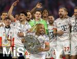 10.05.2025, Fussball 1. Bundesliga 2024/2025, 33. Spieltag,  FC Bayern Mnchen - Borussia Mnchengladbach, in der Allianz-Arena Mnchen. Siegerehrung des Deutschen Meisters, der FC Bayern feiert seine 34. Meisterschaft nach Spielende. Sacha Boey (FC Bayern Mnchen) prsentiert Meisterschale. Aleksandar Pavlovic (Bayern Mnchen) und Konrad Laimer (FC Bayern Mnchen)  jubelt 