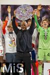 10.05.2025, Fussball 1. Bundesliga 2024/2025, 33. Spieltag,  FC Bayern Mnchen - Borussia Mnchengladbach, in der Allianz-Arena Mnchen. Siegerehrung des Deutschen Meisters, der FC Bayern feiert seine 34. Meisterschaft nach Spielende. Trainer Vincent Kompany (FC Bayern Mnchen) prsentiert die Meisterschale. 