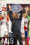 10.05.2025, Fussball 1. Bundesliga 2024/2025, 33. Spieltag,  FC Bayern Mnchen - Borussia Mnchengladbach, in der Allianz-Arena Mnchen. Siegerehrung des Deutschen Meisters, der FC Bayern feiert seine 34. Meisterschaft nach Spielende. Trainer Vincent Kompany (FC Bayern Mnchen) prsentiert die Meisterschale. 