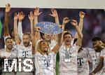 10.05.2025, Fussball 1. Bundesliga 2024/2025, 33. Spieltag,  FC Bayern Mnchen - Borussia Mnchengladbach, in der Allianz-Arena Mnchen. Siegerehrung des Deutschen Meisters, der FC Bayern feiert seine 34. Meisterschaft nach Spielende. Sacha Boey (FC Bayern Mnchen) prsentiert Meisterschale. 