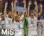 10.05.2025, Fussball 1. Bundesliga 2024/2025, 33. Spieltag,  FC Bayern Mnchen - Borussia Mnchengladbach, in der Allianz-Arena Mnchen. Siegerehrung des Deutschen Meisters, der FC Bayern feiert seine 34. Meisterschaft nach Spielende. Sacha Boey (FC Bayern Mnchen) prsentiert Meisterschale. 