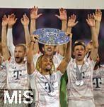 10.05.2025, Fussball 1. Bundesliga 2024/2025, 33. Spieltag,  FC Bayern Mnchen - Borussia Mnchengladbach, in der Allianz-Arena Mnchen. Siegerehrung des Deutschen Meisters, der FC Bayern feiert seine 34. Meisterschaft nach Spielende. Sacha Boey (FC Bayern Mnchen) prsentiert Meisterschale. 