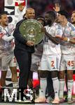 10.05.2025, Fussball 1. Bundesliga 2024/2025, 33. Spieltag,  FC Bayern Mnchen - Borussia Mnchengladbach, in der Allianz-Arena Mnchen. Siegerehrung des Deutschen Meisters, der FC Bayern feiert seine 34. Meisterschaft nach Spielende. Trainer Vincent Kompany (FC Bayern Mnchen) und Dayot Upamecano (FC Bayern Mnchen) mit der Meisterschale. 