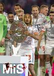 10.05.2025, Fussball 1. Bundesliga 2024/2025, 33. Spieltag,  FC Bayern Mnchen - Borussia Mnchengladbach, in der Allianz-Arena Mnchen. Siegerehrung des Deutschen Meisters, der FC Bayern feiert seine 34. Meisterschaft nach Spielende. Sacha Boey (FC Bayern Mnchen) prsentiert Meisterschale. Harry Kane (FC Bayern Mnchen), Thomas Mller (FC Bayern Mnchen), jubelt 