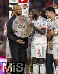 10.05.2025, Fussball 1. Bundesliga 2024/2025, 33. Spieltag,  FC Bayern Mnchen - Borussia Mnchengladbach, in der Allianz-Arena Mnchen. Siegerehrung des Deutschen Meisters, der FC Bayern feiert seine 34. Meisterschaft nach Spielende. Trainer Vincent Kompany (FC Bayern Mnchen) und Dayot Upamecano (FC Bayern Mnchen) mit der Meisterschale. 
