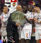 10.05.2025, Fussball 1. Bundesliga 2024/2025, 33. Spieltag,  FC Bayern Mnchen - Borussia Mnchengladbach, in der Allianz-Arena Mnchen. Siegerehrung des Deutschen Meisters, der FC Bayern feiert seine 34. Meisterschaft nach Spielende. Trainer Vincent Kompany (FC Bayern Mnchen) und Dayot Upamecano (FC Bayern Mnchen) mit der Meisterschale. 
