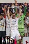 10.05.2025, Fussball 1. Bundesliga 2024/2025, 33. Spieltag,  FC Bayern Mnchen - Borussia Mnchengladbach, in der Allianz-Arena Mnchen. Siegerehrung des Deutschen Meisters, der FC Bayern feiert seine 34. Meisterschaft nach Spielende. Eric Dier (FC Bayern Mnchen) prsentiert Meisterschale. 