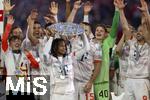 10.05.2025, Fussball 1. Bundesliga 2024/2025, 33. Spieltag,  FC Bayern Mnchen - Borussia Mnchengladbach, in der Allianz-Arena Mnchen. Siegerehrung des Deutschen Meisters, der FC Bayern feiert seine 34. Meisterschaft nach Spielende. Michael Olise (FC Bayern Mnchen) prsentiert Meisterschale. Harry Kane (FC Bayern Mnchen) jubelt 