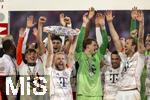 10.05.2025, Fussball 1. Bundesliga 2024/2025, 33. Spieltag,  FC Bayern Mnchen - Borussia Mnchengladbach, in der Allianz-Arena Mnchen. Siegerehrung des Deutschen Meisters, der FC Bayern feiert seine 34. Meisterschaft nach Spielende. Konrad Laimer (FC Bayern Mnchen) prsentiert Meisterschale. Torwart Jonas Urbig (FC Bayern Mnchen) und Harry Kane (FC Bayern Mnchen) jubeln 