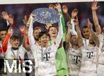 10.05.2025, Fussball 1. Bundesliga 2024/2025, 33. Spieltag,  FC Bayern Mnchen - Borussia Mnchengladbach, in der Allianz-Arena Mnchen. Siegerehrung des Deutschen Meisters, der FC Bayern feiert seine 34. Meisterschaft nach Spielende. Hiroki Ito (FC Bayern Mnchen) prsentiert Meisterschale. 