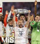 10.05.2025, Fussball 1. Bundesliga 2024/2025, 33. Spieltag,  FC Bayern Mnchen - Borussia Mnchengladbach, in der Allianz-Arena Mnchen. Siegerehrung des Deutschen Meisters, der FC Bayern feiert seine 34. Meisterschaft nach Spielende. Konrad Laimer (FC Bayern Mnchen) prsentiert Meisterschale. 