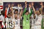 10.05.2025, Fussball 1. Bundesliga 2024/2025, 33. Spieltag,  FC Bayern Mnchen - Borussia Mnchengladbach, in der Allianz-Arena Mnchen. Siegerehrung des Deutschen Meisters, der FC Bayern feiert seine 34. Meisterschaft nach Spielende. Konrad Laimer (FC Bayern Mnchen) prsentiert Meisterschale. 