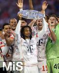 10.05.2025, Fussball 1. Bundesliga 2024/2025, 33. Spieltag,  FC Bayern Mnchen - Borussia Mnchengladbach, in der Allianz-Arena Mnchen. Siegerehrung des Deutschen Meisters, der FC Bayern feiert seine 34. Meisterschaft nach Spielende. Michael Olise (FC Bayern Mnchen) prsentiert Meisterschale. 