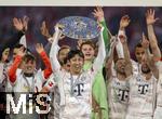 10.05.2025, Fussball 1. Bundesliga 2024/2025, 33. Spieltag,  FC Bayern Mnchen - Borussia Mnchengladbach, in der Allianz-Arena Mnchen. Siegerehrung des Deutschen Meisters, der FC Bayern feiert seine 34. Meisterschaft nach Spielende. Hiroki Ito (FC Bayern Mnchen) prsentiert Meisterschale. 
