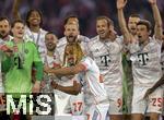 10.05.2025, Fussball 1. Bundesliga 2024/2025, 33. Spieltag,  FC Bayern Mnchen - Borussia Mnchengladbach, in der Allianz-Arena Mnchen. Siegerehrung des Deutschen Meisters, der FC Bayern feiert seine 34. Meisterschaft nach Spielende. Sacha Boey (FC Bayern Mnchen) prsentiert Meisterschale. Harry Kane (FC Bayern Mnchen), Thomas Mller (FC Bayern Mnchen), jubelt 