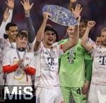 10.05.2025, Fussball 1. Bundesliga 2024/2025, 33. Spieltag,  FC Bayern Mnchen - Borussia Mnchengladbach, in der Allianz-Arena Mnchen. Siegerehrung des Deutschen Meisters, der FC Bayern feiert seine 34. Meisterschaft nach Spielende. Aleksandar Pavlovic (Bayern Mnchen)  prsentiert Meisterschale. 