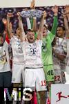 10.05.2025, Fussball 1. Bundesliga 2024/2025, 33. Spieltag,  FC Bayern Mnchen - Borussia Mnchengladbach, in der Allianz-Arena Mnchen. Siegerehrung des Deutschen Meisters, der FC Bayern feiert seine 34. Meisterschaft nach Spielende. Eric Dier (FC Bayern Mnchen) prsentiert Meisterschale. 