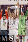 10.05.2025, Fussball 1. Bundesliga 2024/2025, 33. Spieltag,  FC Bayern Mnchen - Borussia Mnchengladbach, in der Allianz-Arena Mnchen. Siegerehrung des Deutschen Meisters, der FC Bayern feiert seine 34. Meisterschaft nach Spielende. Harry Kane (FC Bayern Mnchen) prsentiert Meisterschale.  Torwart Jonas Urbig (FC Bayern Mnchen) jubelt 