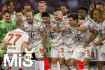 10.05.2025, Fussball 1. Bundesliga 2024/2025, 33. Spieltag,  FC Bayern Mnchen - Borussia Mnchengladbach, in der Allianz-Arena Mnchen. Siegerehrung des Deutschen Meisters, der FC Bayern feiert seine 34. Meisterschaft nach Spielende. Konrad Laimer (FC Bayern Mnchen) prsentiert Meisterschale. Torwart Jonas Urbig (FC Bayern Mnchen), Harry Kane (FC Bayern Mnchen), Min-jae Kim (Bayern Mnchen, Minjae Kim), Eric Dier (FC Bayern Mnchen), Thomas Mller (FC Bayern Mnchen) Kingsley Coman (FC Bayern Mnchen), Sacha Boey (FC Bayern Mnchen) jubeln 