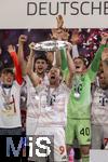 10.05.2025, Fussball 1. Bundesliga 2024/2025, 33. Spieltag,  FC Bayern Mnchen - Borussia Mnchengladbach, in der Allianz-Arena Mnchen. Siegerehrung des Deutschen Meisters, der FC Bayern feiert seine 34. Meisterschaft nach Spielende. Harry Kane (FC Bayern Mnchen) prsentiert Meisterschale.  Torwart Jonas Urbig (FC Bayern Mnchen) jubelt 