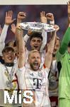 10.05.2025, Fussball 1. Bundesliga 2024/2025, 33. Spieltag,  FC Bayern Mnchen - Borussia Mnchengladbach, in der Allianz-Arena Mnchen. Siegerehrung des Deutschen Meisters, der FC Bayern feiert seine 34. Meisterschaft nach Spielende. Konrad Laimer (FC Bayern Mnchen) prsentiert Meisterschale. 