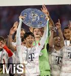 10.05.2025, Fussball 1. Bundesliga 2024/2025, 33. Spieltag,  FC Bayern Mnchen - Borussia Mnchengladbach, in der Allianz-Arena Mnchen. Siegerehrung des Deutschen Meisters, der FC Bayern feiert seine 34. Meisterschaft nach Spielende. Hiroki Ito (FC Bayern Mnchen) prsentiert Meisterschale. 