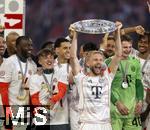 10.05.2025, Fussball 1. Bundesliga 2024/2025, 33. Spieltag,  FC Bayern Mnchen - Borussia Mnchengladbach, in der Allianz-Arena Mnchen. Siegerehrung des Deutschen Meisters, der FC Bayern feiert seine 34. Meisterschaft nach Spielende. Konrad Laimer (FC Bayern Mnchen) prsentiert Meisterschale. 