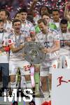 10.05.2025, Fussball 1. Bundesliga 2024/2025, 33. Spieltag,  FC Bayern Mnchen - Borussia Mnchengladbach, in der Allianz-Arena Mnchen. Siegerehrung des Deutschen Meisters, der FC Bayern feiert seine 34. Meisterschaft nach Spielende. v.li: Thomas Mller (FC Bayern Mnchen) und Harry Kane (FC Bayern Mnchen) prsentieren Meisterschale.  