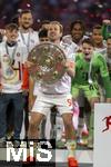 10.05.2025, Fussball 1. Bundesliga 2024/2025, 33. Spieltag,  FC Bayern Mnchen - Borussia Mnchengladbach, in der Allianz-Arena Mnchen. Siegerehrung des Deutschen Meisters, der FC Bayern feiert seine 34. Meisterschaft nach Spielende. Harry Kane (FC Bayern Mnchen) prsentiert Meisterschale.  Torwart Jonas Urbig (FC Bayern Mnchen) jubelt 