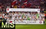 10.05.2025, Fussball 1. Bundesliga 2024/2025, 33. Spieltag,  FC Bayern Mnchen - Borussia Mnchengladbach, in der Allianz-Arena Mnchen. Siegerehrung des Deutschen Meisters, der FC Bayern feiert seine 34. Meisterschaft nach Spielende. Torwart Manuel Neuer (FC Bayern Mnchen), Joshua Kimmich (FC Bayern Mnchen), Leon Goretzka (FC Bayern Mnchen), Harry Kane (FC Bayern Mnchen), Leroy Sane (Bayern Mnchen), Kingsley Coman (FC Bayern Mnchen), 15, Michael Olise (FC Bayern Mnchen), Raphael Guerreiro (FC Bayern Mnchen), Thomas Mller (FC Bayern Mnchen), Konrad Laimer (FC Bayern Mnchen), Josip Stanisic (Bayern Mnchen), Torwart Daniel Peretz (FC Bayern Mnchen), Torwart Jonas Urbig (FC Bayern Mnchen), Serge Gnabry (FC Bayern Mnchen), Leroy Sane (Bayern Mnchen), Joao Palhinha (FC Bayern Mnchen), Sacha Boey (FC Bayern Mnchen), Gabriel Vidovic (FC Bayern Mnchen), Jonah Kusi-Asare (Bayern Mnchen), Aleksandar Pavlovic (Bayern Mnchen) , Trainer Vincent Kompany (FC Bayern Mnchen), Co-Trainer, Physiotherapeut, 