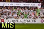 10.05.2025, Fussball 1. Bundesliga 2024/2025, 33. Spieltag,  FC Bayern Mnchen - Borussia Mnchengladbach, in der Allianz-Arena Mnchen. Siegerehrung des Deutschen Meisters, der FC Bayern feiert seine 34. Meisterschaft nach Spielende. Torwart Manuel Neuer (FC Bayern Mnchen), Joshua Kimmich (FC Bayern Mnchen), Leon Goretzka (FC Bayern Mnchen), Harry Kane (FC Bayern Mnchen), Leroy Sane (Bayern Mnchen), Kingsley Coman (FC Bayern Mnchen), 15, Michael Olise (FC Bayern Mnchen), Raphael Guerreiro (FC Bayern Mnchen), Thomas Mller (FC Bayern Mnchen), Konrad Laimer (FC Bayern Mnchen), Josip Stanisic (Bayern Mnchen), Torwart Daniel Peretz (FC Bayern Mnchen), Torwart Jonas Urbig (FC Bayern Mnchen), Serge Gnabry (FC Bayern Mnchen), Leroy Sane (Bayern Mnchen), Joao Palhinha (FC Bayern Mnchen), Sacha Boey (FC Bayern Mnchen), Gabriel Vidovic (FC Bayern Mnchen), Jonah Kusi-Asare (Bayern Mnchen), Aleksandar Pavlovic (Bayern Mnchen) , Trainer Vincent Kompany (FC Bayern Mnchen), Co-Trainer, Physiotherapeut, 
