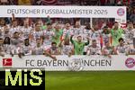 10.05.2025, Fussball 1. Bundesliga 2024/2025, 33. Spieltag,  FC Bayern Mnchen - Borussia Mnchengladbach, in der Allianz-Arena Mnchen. Siegerehrung des Deutschen Meisters, der FC Bayern feiert seine 34. Meisterschaft nach Spielende. Torwart Manuel Neuer (FC Bayern Mnchen), Joshua Kimmich (FC Bayern Mnchen), Leon Goretzka (FC Bayern Mnchen), Harry Kane (FC Bayern Mnchen), Leroy Sane (Bayern Mnchen), Kingsley Coman (FC Bayern Mnchen), 15, Michael Olise (FC Bayern Mnchen), Raphael Guerreiro (FC Bayern Mnchen), Thomas Mller (FC Bayern Mnchen), Konrad Laimer (FC Bayern Mnchen), Josip Stanisic (Bayern Mnchen), Torwart Daniel Peretz (FC Bayern Mnchen), Torwart Jonas Urbig (FC Bayern Mnchen), Serge Gnabry (FC Bayern Mnchen), Leroy Sane (Bayern Mnchen), Joao Palhinha (FC Bayern Mnchen), Sacha Boey (FC Bayern Mnchen), Gabriel Vidovic (FC Bayern Mnchen), Jonah Kusi-Asare (Bayern Mnchen), Aleksandar Pavlovic (Bayern Mnchen) , Trainer Vincent Kompany (FC Bayern Mnchen), Co-Trainer, Physiotherapeut, 