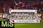 10.05.2025, Fussball 1. Bundesliga 2024/2025, 33. Spieltag,  FC Bayern Mnchen - Borussia Mnchengladbach, in der Allianz-Arena Mnchen. Siegerehrung des Deutschen Meisters, der FC Bayern feiert seine 34. Meisterschaft nach Spielende. Torwart Manuel Neuer (FC Bayern Mnchen), Joshua Kimmich (FC Bayern Mnchen), Leon Goretzka (FC Bayern Mnchen), Harry Kane (FC Bayern Mnchen), Leroy Sane (Bayern Mnchen), Kingsley Coman (FC Bayern Mnchen), 15, Michael Olise (FC Bayern Mnchen), Raphael Guerreiro (FC Bayern Mnchen), Thomas Mller (FC Bayern Mnchen), Konrad Laimer (FC Bayern Mnchen), Josip Stanisic (Bayern Mnchen), Torwart Daniel Peretz (FC Bayern Mnchen), Torwart Jonas Urbig (FC Bayern Mnchen), Serge Gnabry (FC Bayern Mnchen), Leroy Sane (Bayern Mnchen), Joao Palhinha (FC Bayern Mnchen), Sacha Boey (FC Bayern Mnchen), Gabriel Vidovic (FC Bayern Mnchen), Jonah Kusi-Asare (Bayern Mnchen), Aleksandar Pavlovic (Bayern Mnchen) , Trainer Vincent Kompany (FC Bayern Mnchen), Co-Trainer, Physiotherapeut, 
