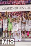 10.05.2025, Fussball 1. Bundesliga 2024/2025, 33. Spieltag,  FC Bayern Mnchen - Borussia Mnchengladbach, in der Allianz-Arena Mnchen. Siegerehrung des Deutschen Meisters, der FC Bayern feiert seine 34. Meisterschaft nach Spielende. Thomas Mller (FC Bayern Mnchen) stemmt die Schale in die Hhe, Torwart Manuel Neuer (FC Bayern Mnchen), Joshua Kimmich (FC Bayern Mnchen), Leon Goretzka (FC Bayern Mnchen), Harry Kane (FC Bayern Mnchen), Leroy Sane (Bayern Mnchen), Kingsley Coman (FC Bayern Mnchen), 15, Michael Olise (FC Bayern Mnchen), Raphael Guerreiro (FC Bayern Mnchen), Thomas Mller (FC Bayern Mnchen), Konrad Laimer (FC Bayern Mnchen), Josip Stanisic (Bayern Mnchen), Torwart Daniel Peretz (FC Bayern Mnchen), Torwart Jonas Urbig (FC Bayern Mnchen), Serge Gnabry (FC Bayern Mnchen), Leroy Sane (Bayern Mnchen), Joao Palhinha (FC Bayern Mnchen), Sacha Boey (FC Bayern Mnchen), Gabriel Vidovic (FC Bayern Mnchen), Jonah Kusi-Asare (Bayern Mnchen), Aleksandar Pavlovic (Bayern Mnchen) , Trainer Vincent Kompany (FC Bayern Mnchen), 