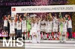 10.05.2025, Fussball 1. Bundesliga 2024/2025, 33. Spieltag,  FC Bayern Mnchen - Borussia Mnchengladbach, in der Allianz-Arena Mnchen. Siegerehrung des Deutschen Meisters, der FC Bayern feiert seine 34. Meisterschaft nach Spielende. Thomas Mller (FC Bayern Mnchen) stemmt die Schale in die Hhe, Torwart Manuel Neuer (FC Bayern Mnchen), Joshua Kimmich (FC Bayern Mnchen), Leon Goretzka (FC Bayern Mnchen), Harry Kane (FC Bayern Mnchen), Leroy Sane (Bayern Mnchen), Kingsley Coman (FC Bayern Mnchen), 15, Michael Olise (FC Bayern Mnchen), Raphael Guerreiro (FC Bayern Mnchen), Thomas Mller (FC Bayern Mnchen), Konrad Laimer (FC Bayern Mnchen), Josip Stanisic (Bayern Mnchen), Torwart Daniel Peretz (FC Bayern Mnchen), Torwart Jonas Urbig (FC Bayern Mnchen), Serge Gnabry (FC Bayern Mnchen), Leroy Sane (Bayern Mnchen), Joao Palhinha (FC Bayern Mnchen), Sacha Boey (FC Bayern Mnchen), Gabriel Vidovic (FC Bayern Mnchen), Jonah Kusi-Asare (Bayern Mnchen), Aleksandar Pavlovic (Bayern Mnchen) , Trainer Vincent Kompany (FC Bayern Mnchen), 