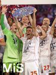 10.05.2025, Fussball 1. Bundesliga 2024/2025, 33. Spieltag,  FC Bayern Mnchen - Borussia Mnchengladbach, in der Allianz-Arena Mnchen. Siegerehrung des Deutschen Meisters, der FC Bayern feiert seine 34. Meisterschaft nach Spielende. Thomas Mller (FC Bayern Mnchen) stemmt die Schale in die Hhe, 