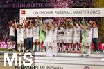 10.05.2025, Fussball 1. Bundesliga 2024/2025, 33. Spieltag,  FC Bayern Mnchen - Borussia Mnchengladbach, in der Allianz-Arena Mnchen. Siegerehrung des Deutschen Meisters, der FC Bayern feiert seine 34. Meisterschaft nach Spielende. Thomas Mller (FC Bayern Mnchen) stemmt die Schale in die Hhe, Torwart Manuel Neuer (FC Bayern Mnchen), Joshua Kimmich (FC Bayern Mnchen), Leon Goretzka (FC Bayern Mnchen), Harry Kane (FC Bayern Mnchen), Leroy Sane (Bayern Mnchen), Kingsley Coman (FC Bayern Mnchen), 15, Michael Olise (FC Bayern Mnchen), Raphael Guerreiro (FC Bayern Mnchen), Thomas Mller (FC Bayern Mnchen), Konrad Laimer (FC Bayern Mnchen), Josip Stanisic (Bayern Mnchen), Torwart Daniel Peretz (FC Bayern Mnchen), Torwart Jonas Urbig (FC Bayern Mnchen), Serge Gnabry (FC Bayern Mnchen), Leroy Sane (Bayern Mnchen), Joao Palhinha (FC Bayern Mnchen), Sacha Boey (FC Bayern Mnchen), Gabriel Vidovic (FC Bayern Mnchen), Jonah Kusi-Asare (Bayern Mnchen), Aleksandar Pavlovic (Bayern Mnchen) , Trainer Vincent Kompany (FC Bayern Mnchen), 